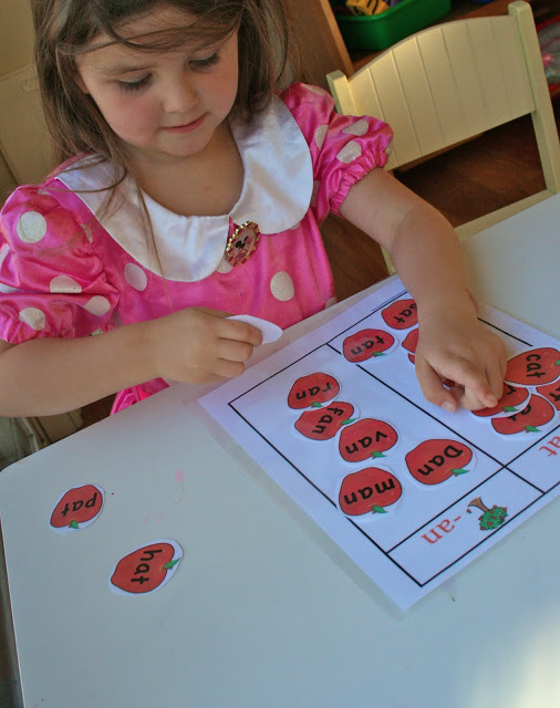 Ready2Read Level 1 Unit 1 in use! The Ready2Read program is a hands-on, interactive and engaging activities that make learning phonics, sight words and word families fun for Pre-K, Kindergarten, and 1st Graders!