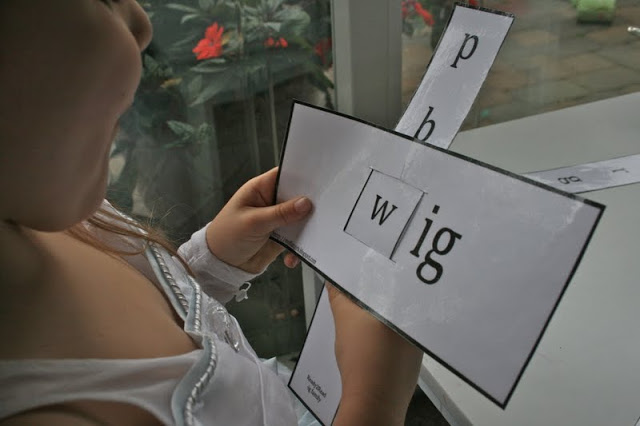 The Ready2Read program is a hands-on, interactive and engaging activities that make learning phonics, sight words and word families fun for Pre-K, Kindergarten, and 1st Graders!