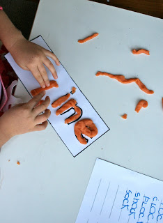 The Ready2Read program is a hands-on, interactive and engaging activities that make learning phonics, sight words and word families fun for Pre-K, Kindergarten, and 1st Grade!