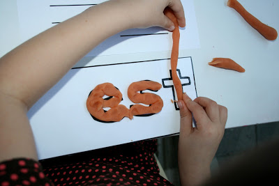 The Ready2Read program is a hands-on, interactive and engaging activities that make learning phonics, sight words and word families fun for Pre-K, Kindergarten, and 1st Grade!