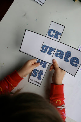 The Ready2Read program is a hands-on, interactive and engaging activities that make learning phonics, sight words and word families fun for Pre-K, Kindergarten, and 1st Grade!