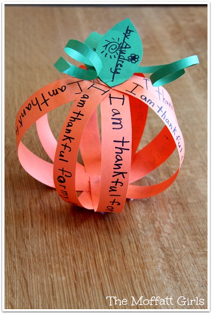 EASY CUTE Thankful Pumpkin Craft! Have students write what they are thankful for on strips of orange paper and then use a fastener to turn them into a pumpkin! Such an easy Thanksgiving Day craft!
