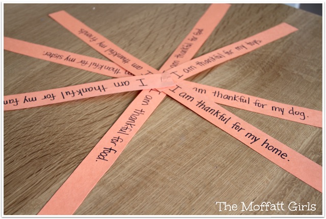 EASY CUTE Thankful Pumpkin Craft! Have students write what they are thankful for on strips of orange paper and then use a fastener to turn them into a pumpkin! Such an easy Thanksgiving Day craft!