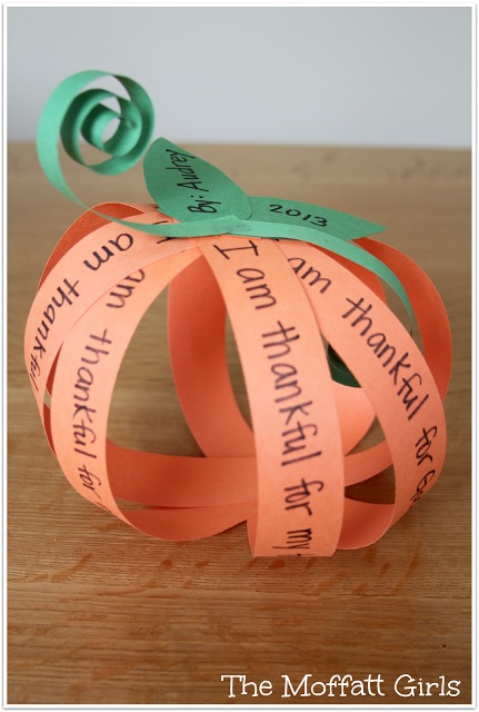 EASY CUTE Thankful Pumpkin Craft! Have students write what they are thankful for on strips of orange paper and then use a fastener to turn them into a pumpkin! Such an easy Thanksgiving Day craft!