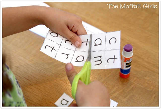 CVC Booklets are a FUN and interactive way to help students build, read and write simple CVC words for Preschool and Kindergarten!