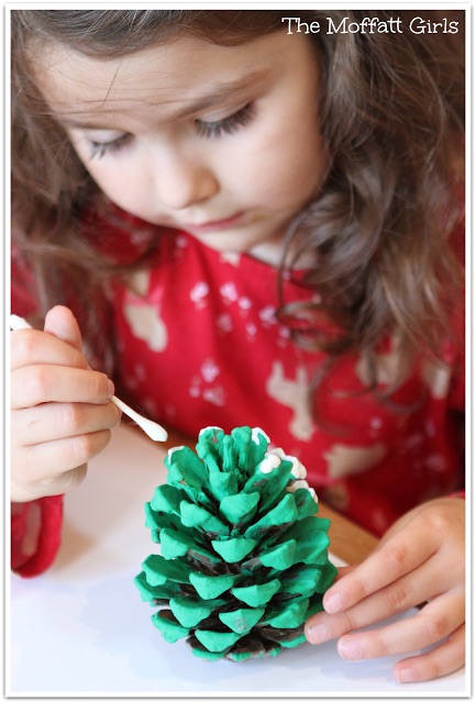 HOW TO: Pine Cone Christmass Tree Craft!