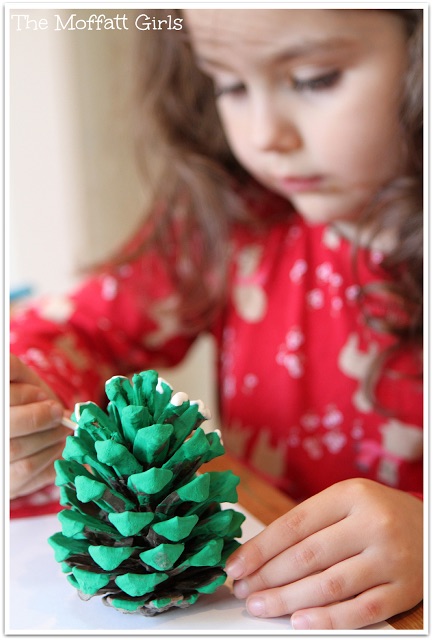 HOW TO: Pine Cone Christmass Tree Craft!