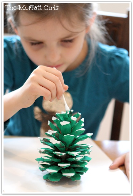 HOW TO: Pine Cone Christmass Tree Craft!