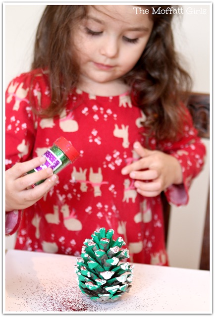 HOW TO: Pine Cone Christmass Tree Craft!