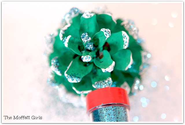 HOW TO: Pine Cone Christmass Tree Craft!