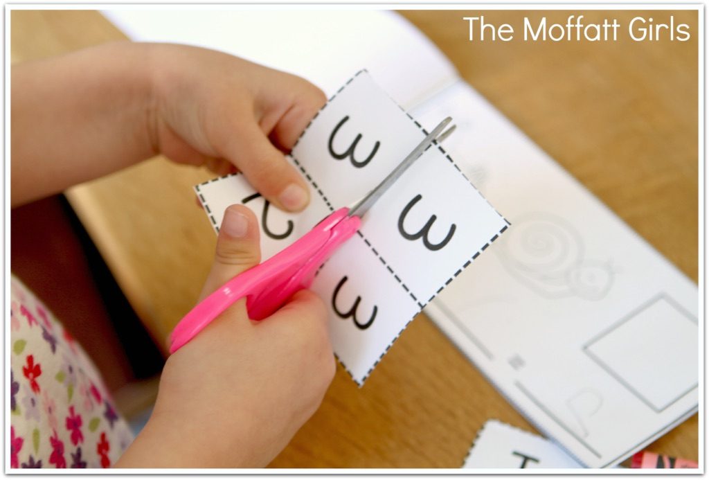 Math Booklets are a FUN and interactive way to help students solve simple addition and subtraction problems up to 20 for Preschool, Kindergarten and 1st Grade!