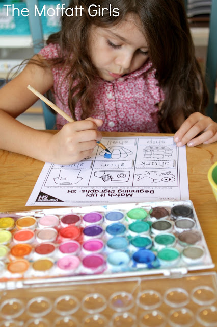 Digraphs can be tricky for struggling readers, and it's important for readers to learn how to identify digraphs early on. These activities cover both beginning and ending digraphs!