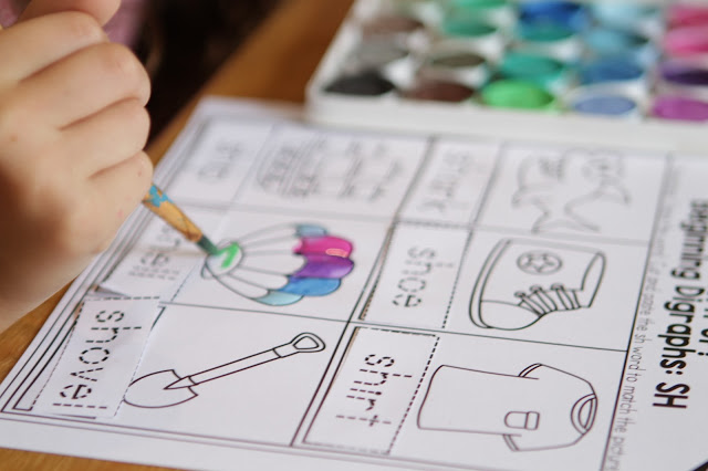 Digraphs can be tricky for struggling readers, and it's important for readers to learn how to identify digraphs early on. These activities cover both beginning and ending digraphs!