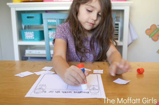 Digraphs can be tricky for struggling readers, and it's important for readers to learn how to identify digraphs early on. These activities cover both beginning and ending digraphs!