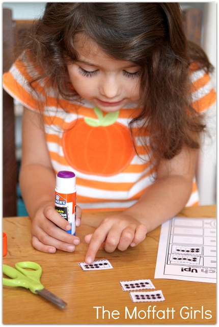 Back to School NO PREP Math and Literacy (Kindergarten) in action! Teach basic addition, subtraction, sight words, phonics, letters, handwriting and so much more with the August and September NO PREP Packet for Kindergarten!